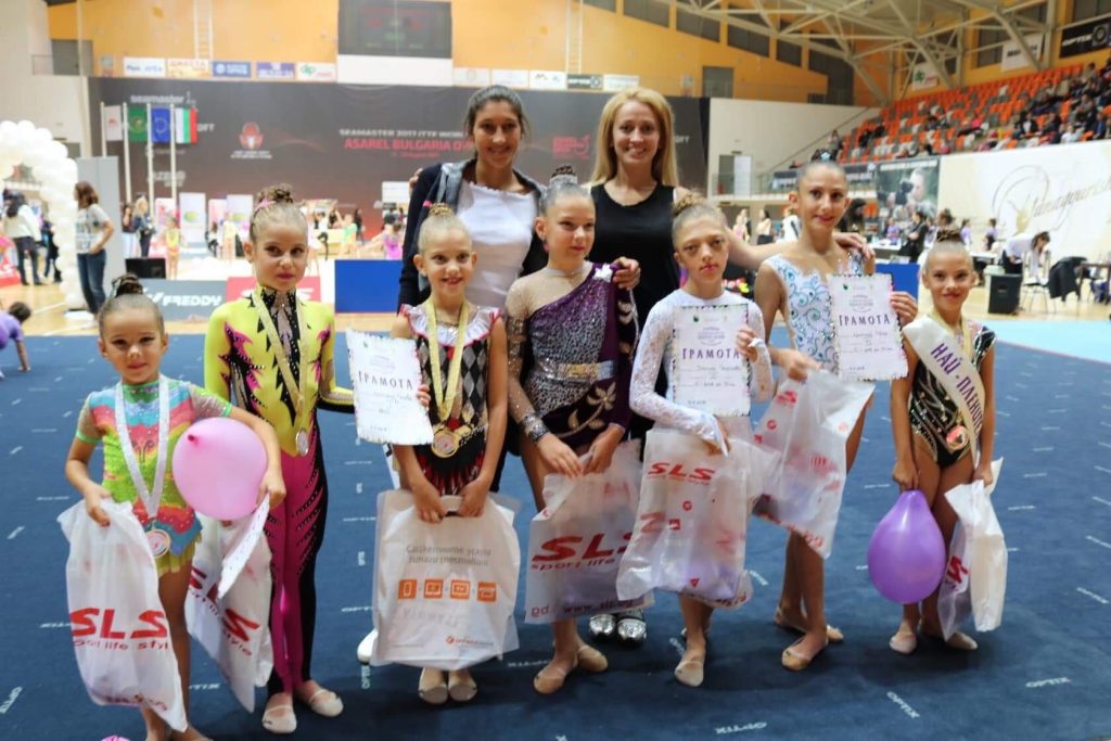 С Медали от два паралелни турнира